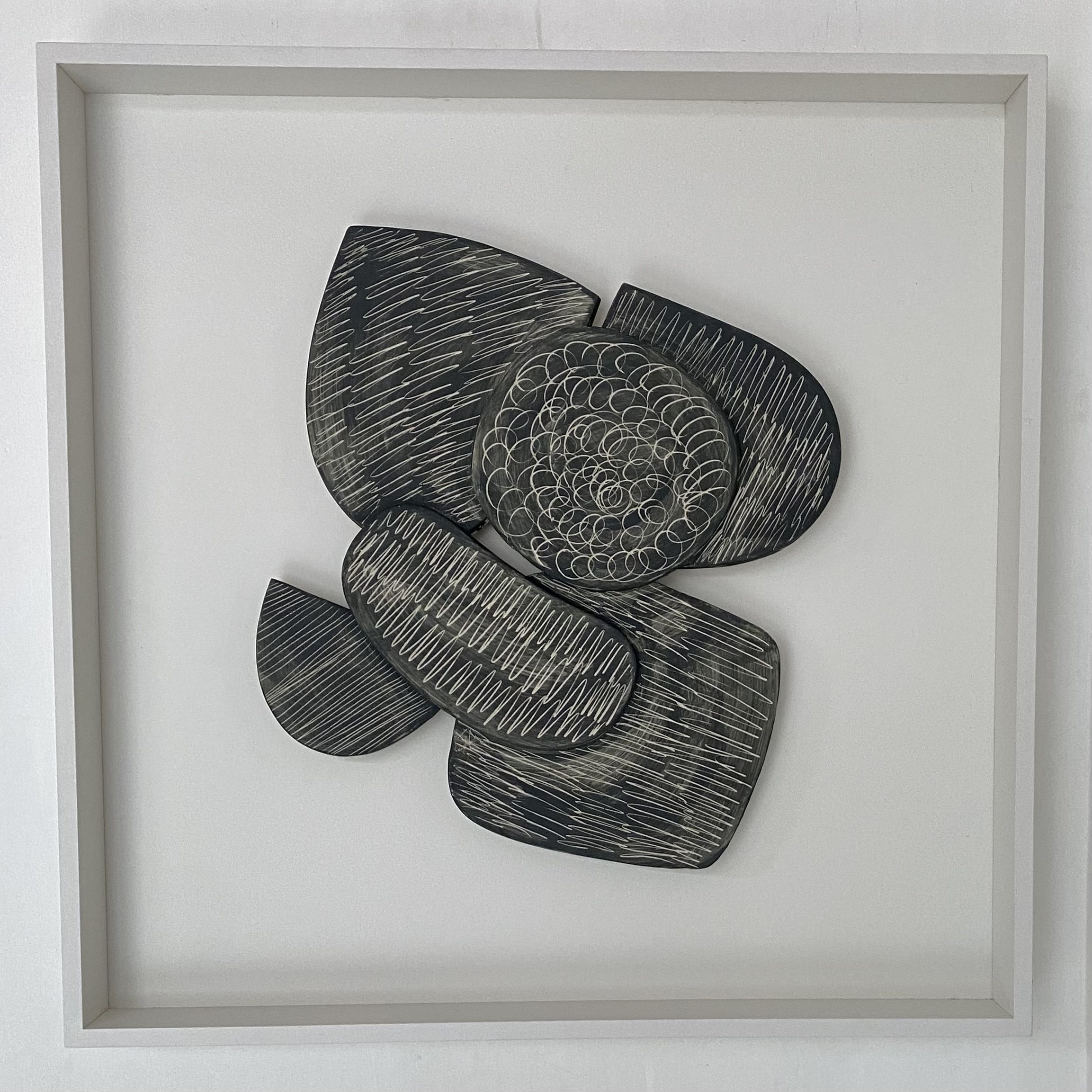 Tondi neri con segni