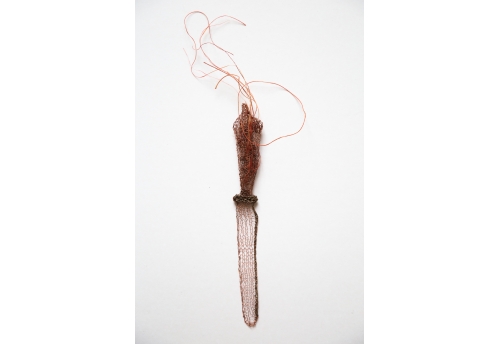 Fibres de rhubarbe rougies, couteau