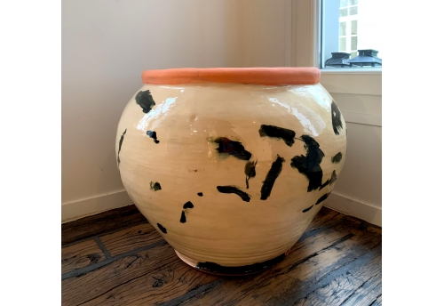 Primaire, jarre décor noir fond blanc, intérieur jaune, col corail