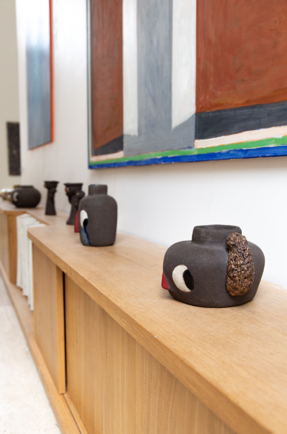 2 vases conversation