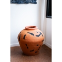 Terracotta, jarre décor noir, col corail