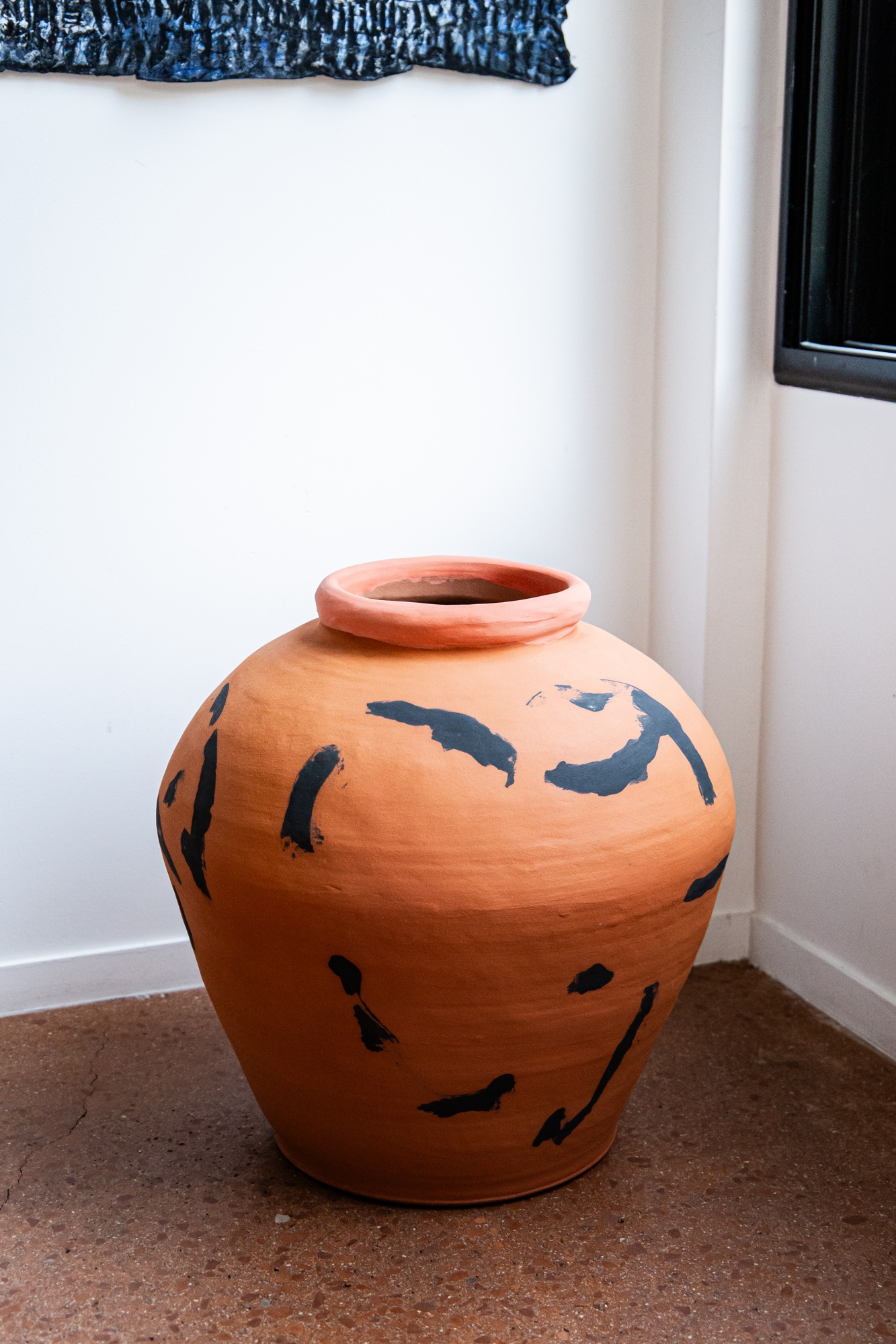 Terracotta, jarre décor noir, col corail
