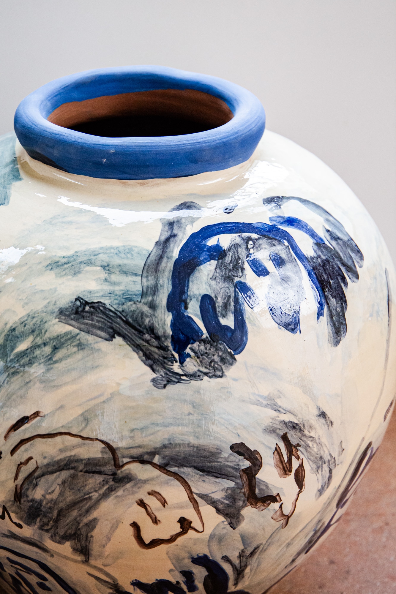 Bleues, jarre motifs floraux, col bleu