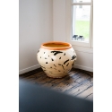 Primaire, jarre décor noir fond blanc, intérieur jaune, col corail