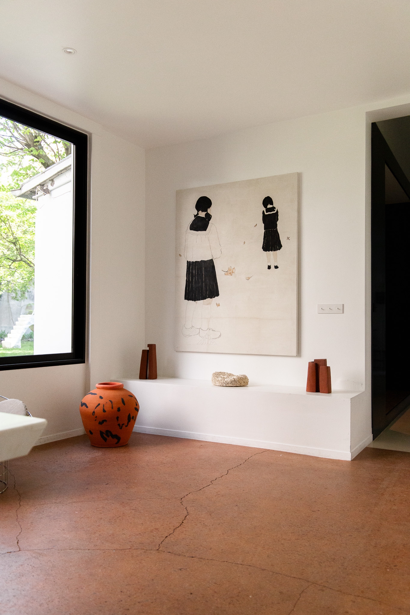 Terracotta, jarre décor noir, col corail