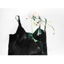 Fleurs et robe noire