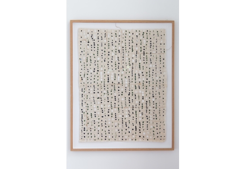 Écriture silencieuse encre noires et fils