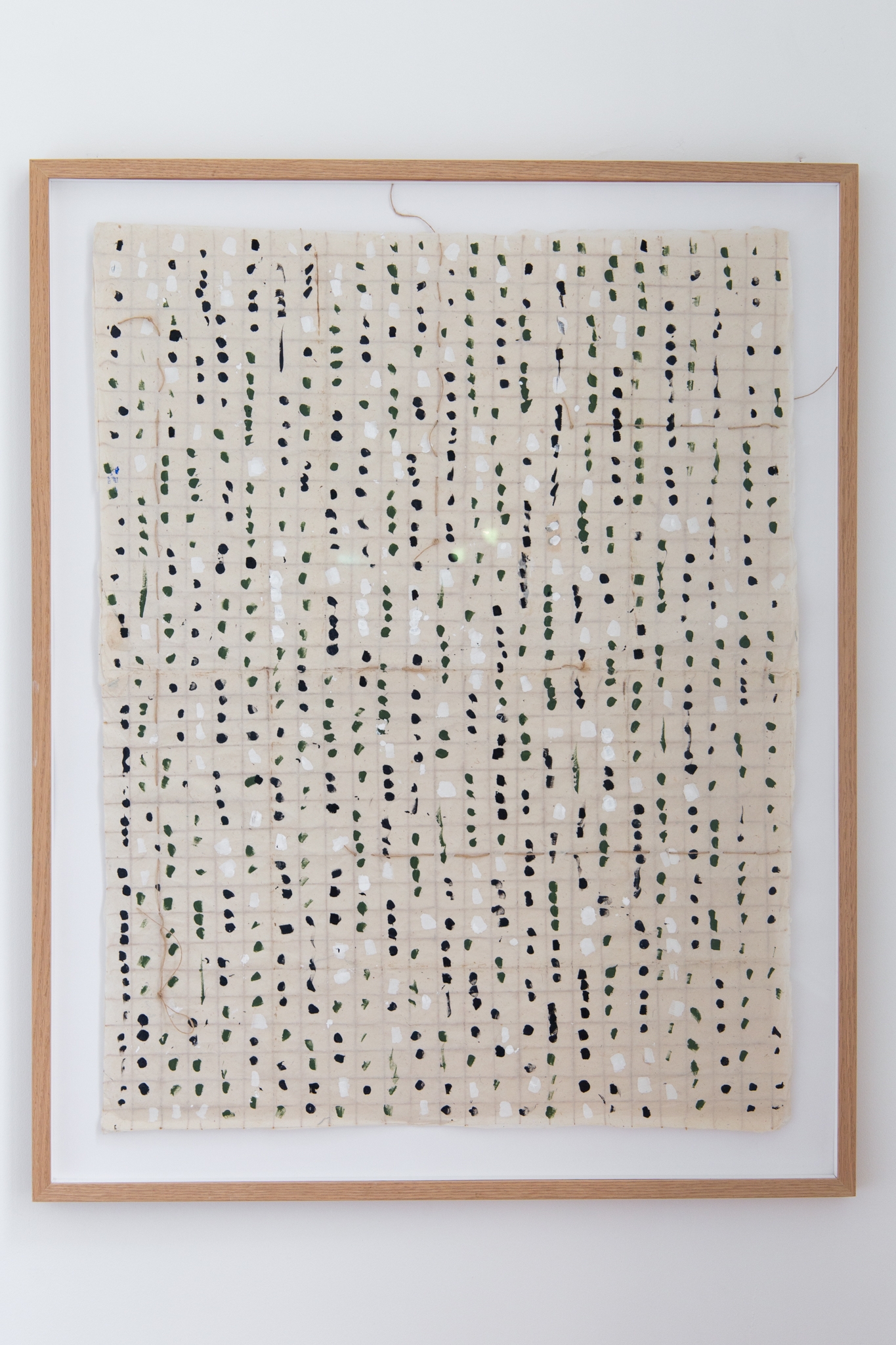 Écriture silencieuse encre noires et fils