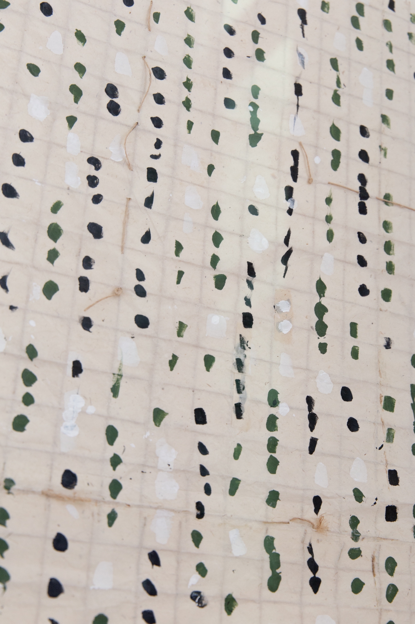 Écriture silencieuse encre noires et fils