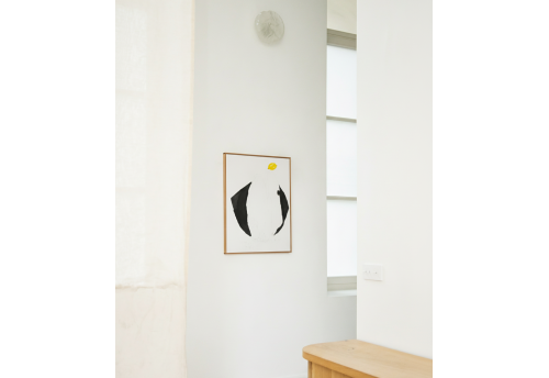 Corps à genoux et citron