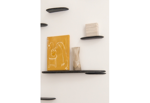 Banco com vaso de flores