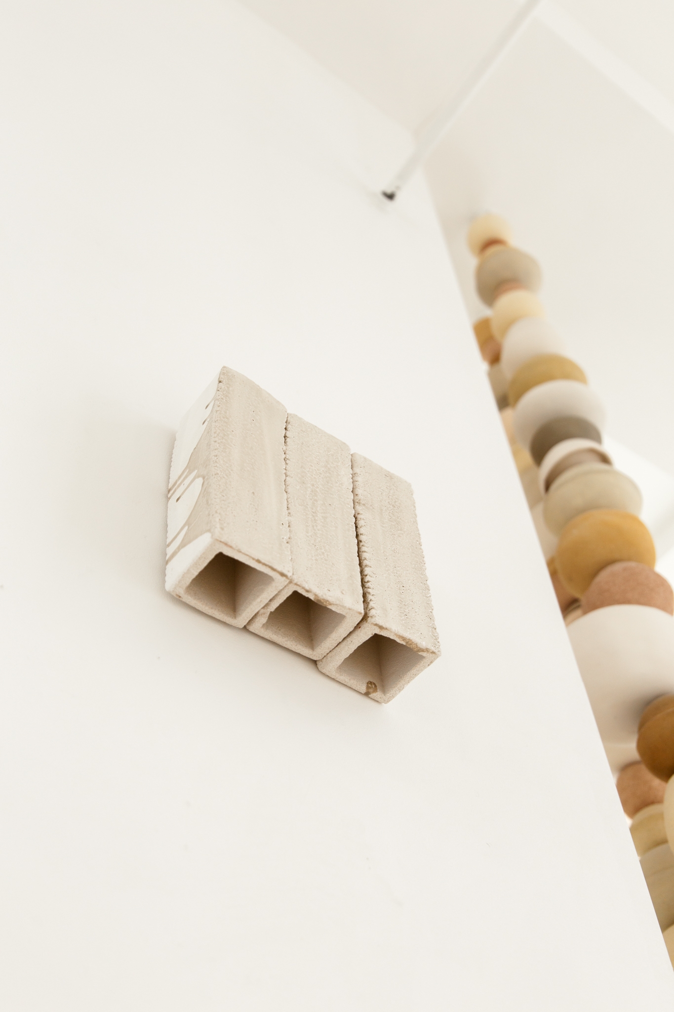 Echo ceramic wallpiece 04