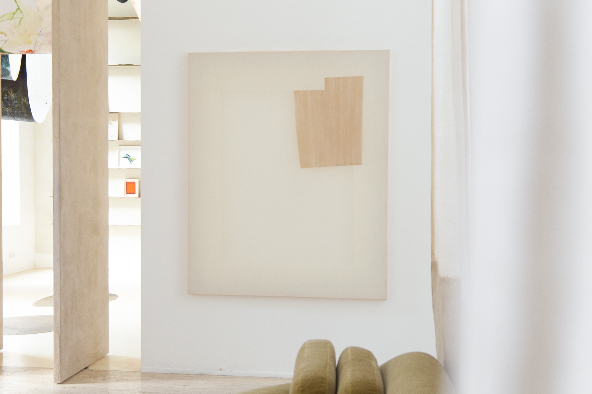 Enigma – Pale Umber, off white