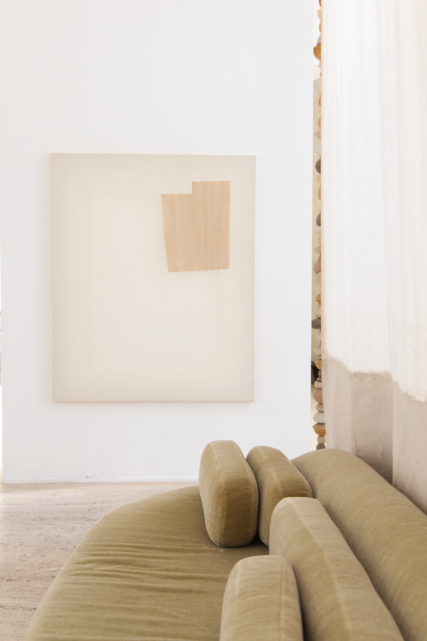 Enigma – Pale Umber, off white