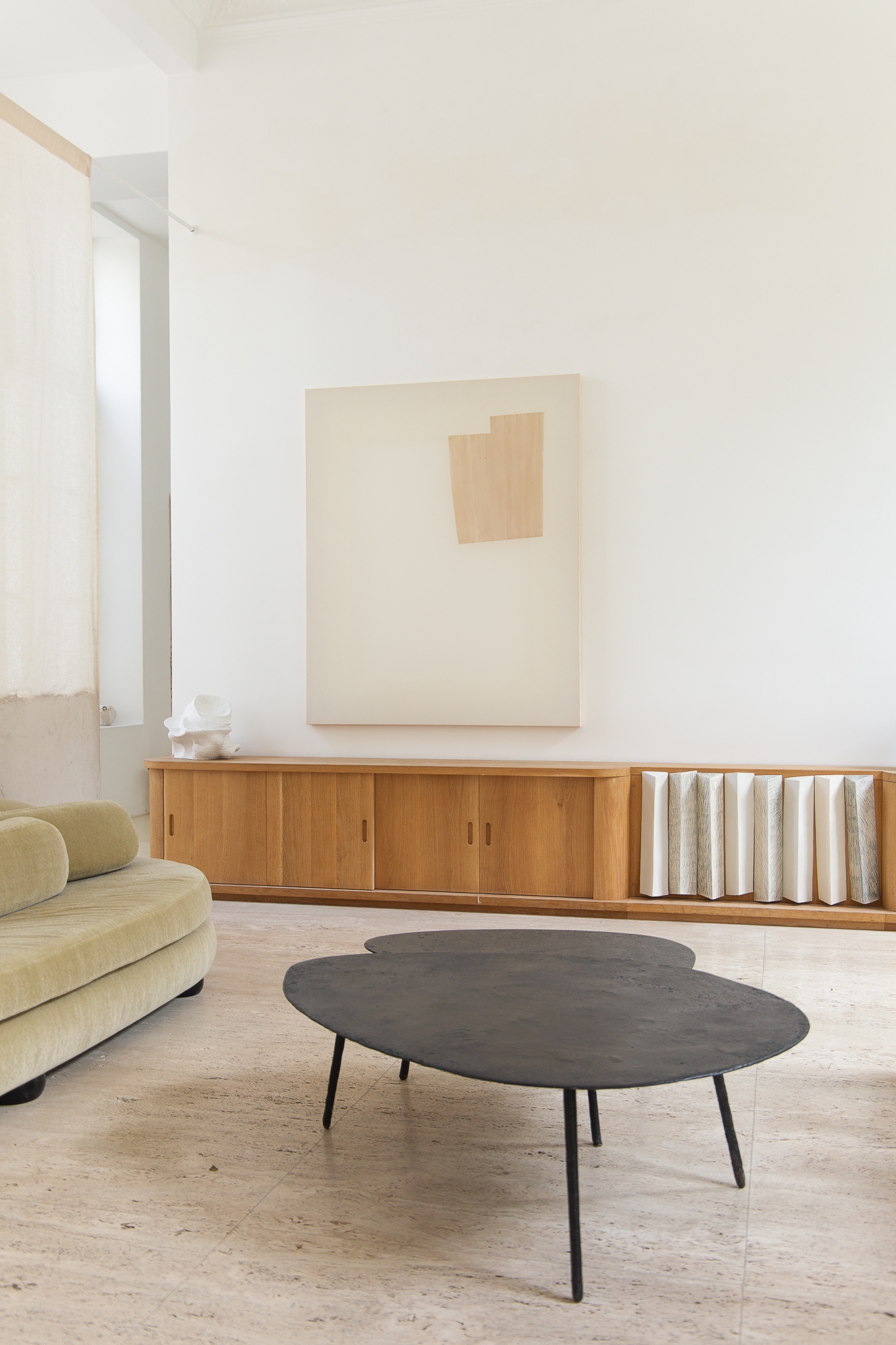 Enigma – Pale Umber, off white