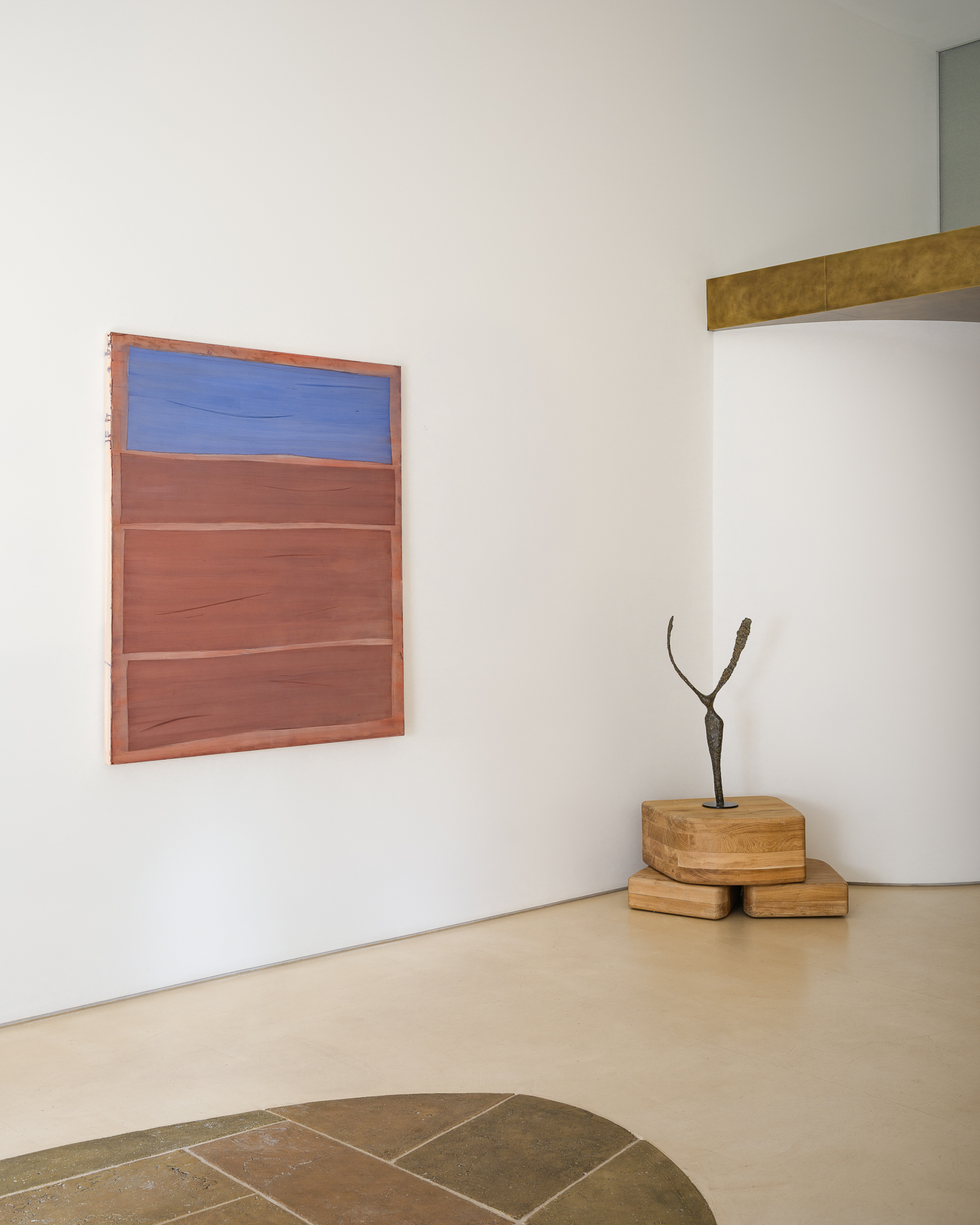Horizontal composition blue, brown, blue on brown