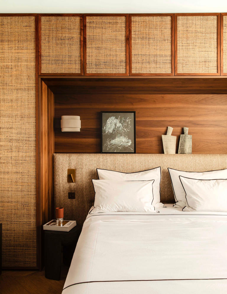 Le tableau *Untitled, 2023* de Matthias Fabre et des céramiques *Personaggio* de Guido de Zan (l'ensemble, Amelie du Chalard)