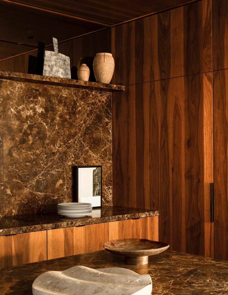 une céramique *Personaggio* de Guido de Zan (les deux, Amelie du Chalard)