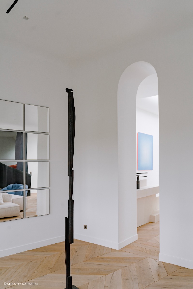 An apartment facing the Eiffel Tower